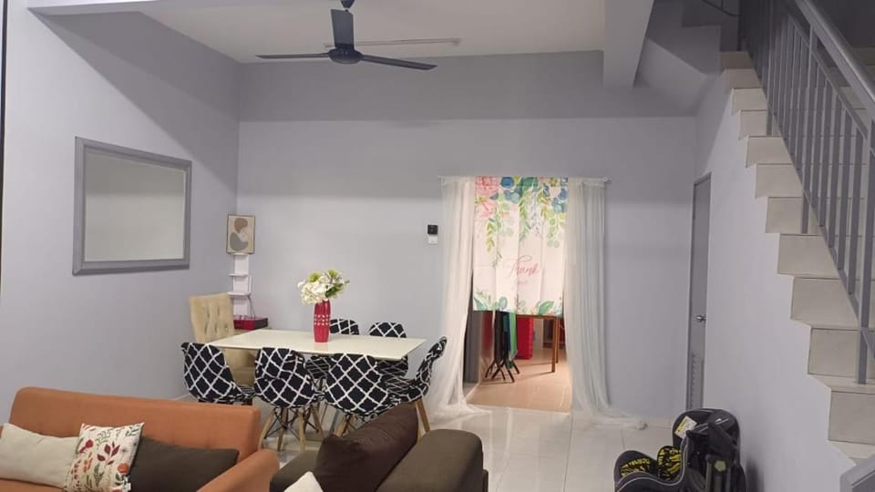 Mount austin AUSTIN CREST 12PAX 4bedroom 4bathroom House in Johor Bahru