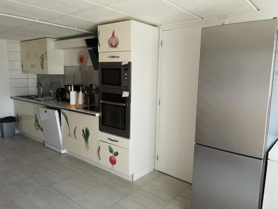 Coffee/tea facilities, Kitchen or kitchenette, dishwasher, oven, stove, toaster