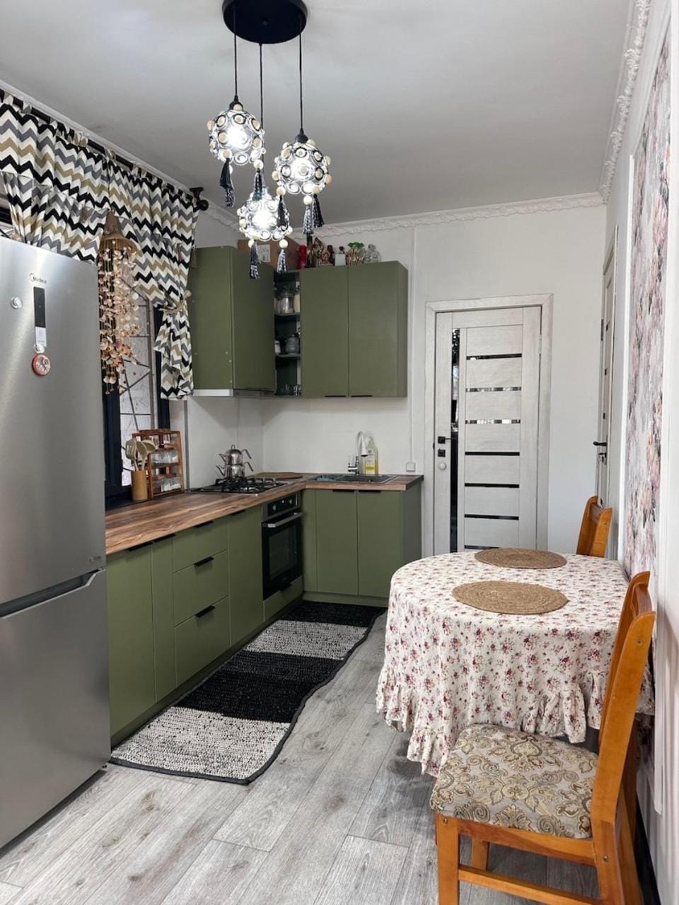 Kitchen or kitchenette, Dining area, oven, stove