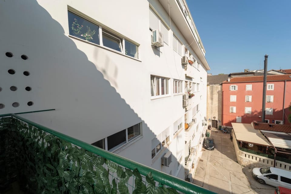 Property building, View (from property/room), Balcony/Terrace, Parking