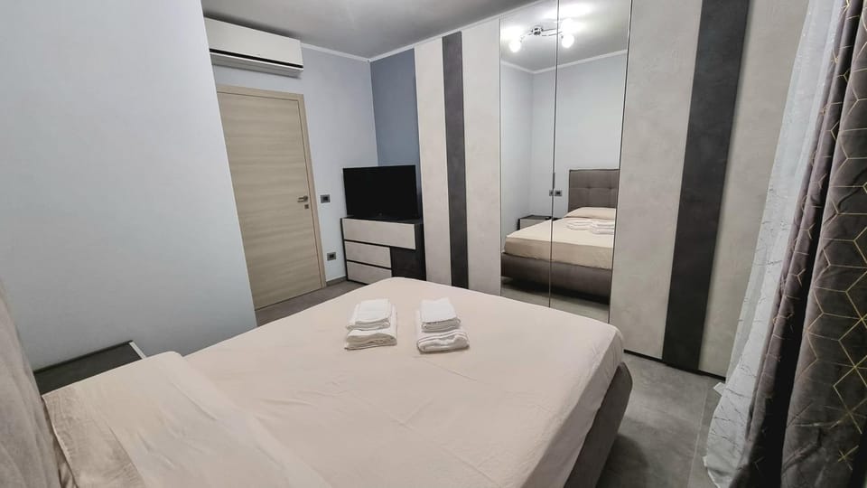 Bed, TV and multimedia, Photo of the whole room, Bedroom, towels