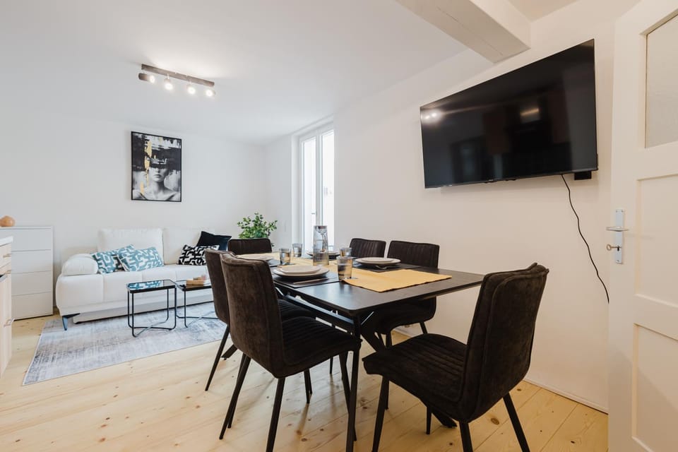 Communal lounge/ TV room, TV and multimedia, Living room, Dining area
