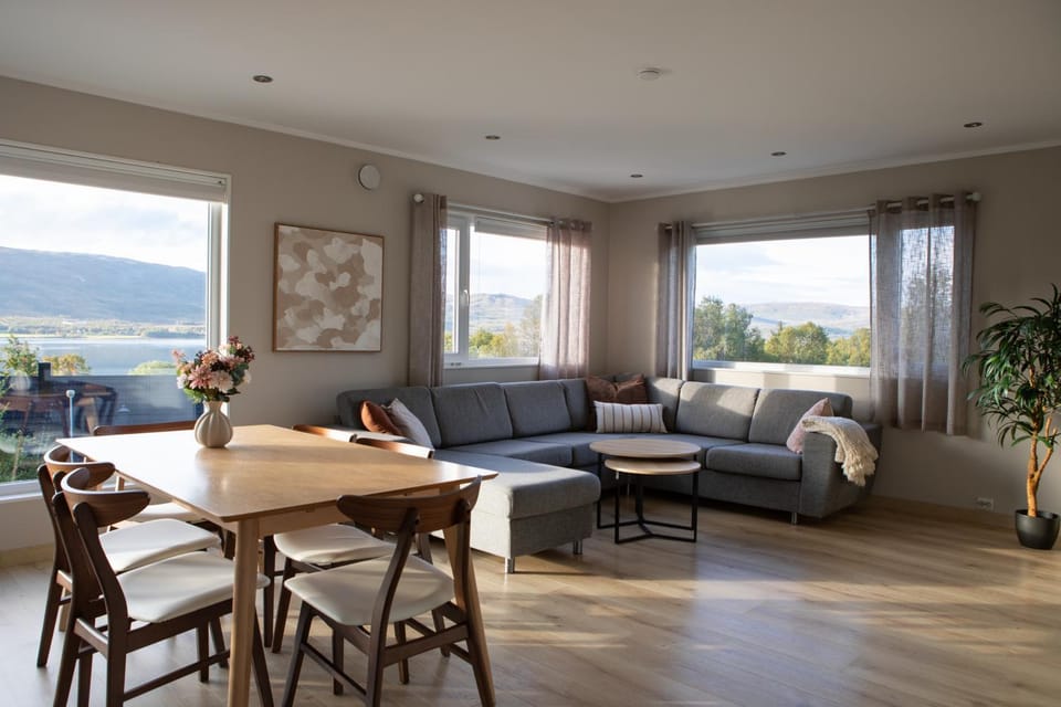 View (from property/room), Living room, Dining area, Mountain view