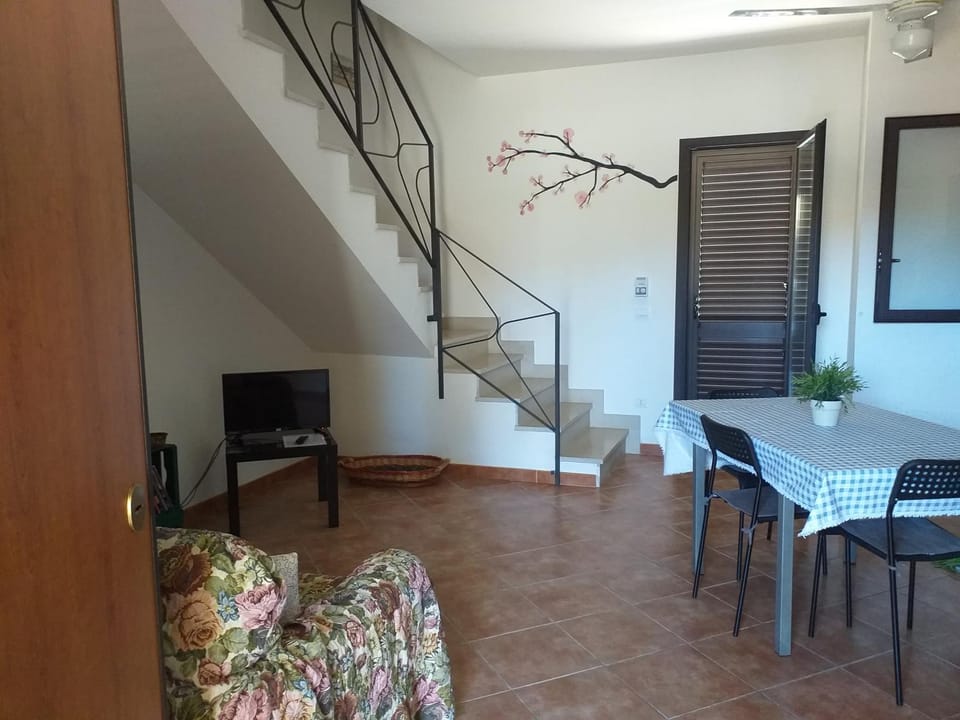 Communal lounge/ TV room, TV and multimedia, Living room, Seating area, Dining area, Evening entertainment