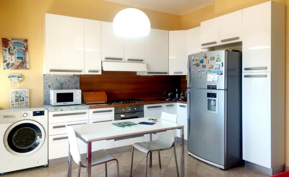 Food close-up, Kitchen or kitchenette, Dining area, dishwasher, microwave, oven, stove, washing machine, washing machine, kitchen