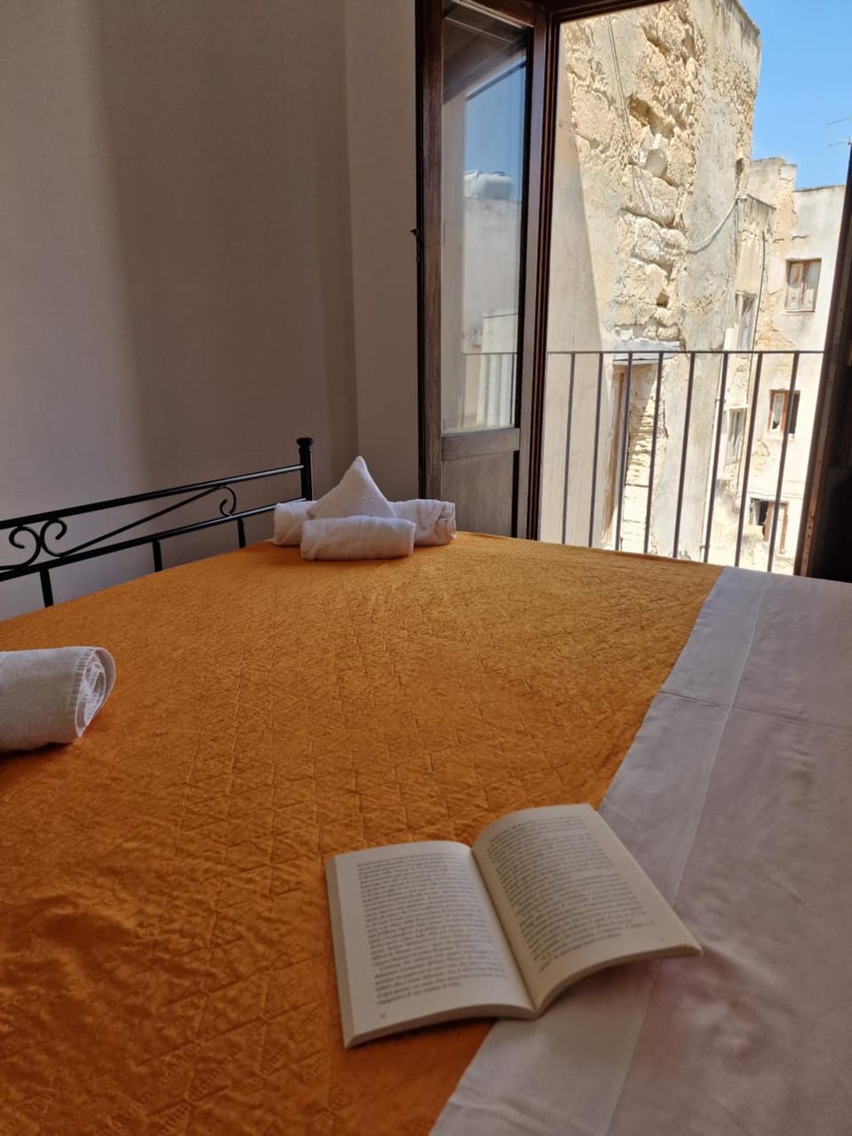Photo of the whole room, towels