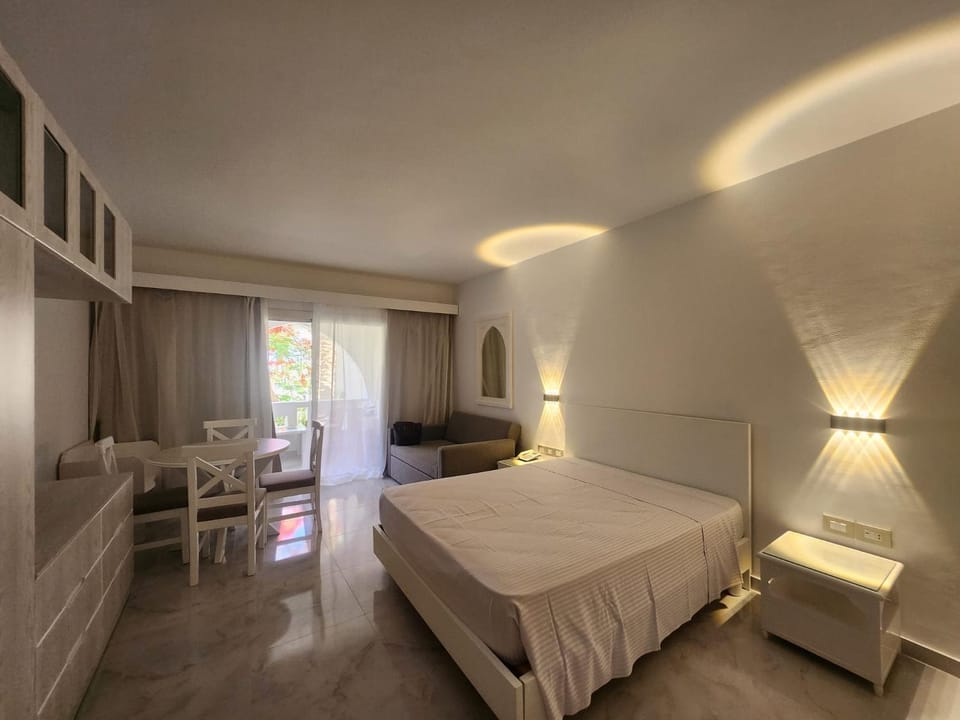 Bed, Living room, Photo of the whole room, Seating area, Bedroom
