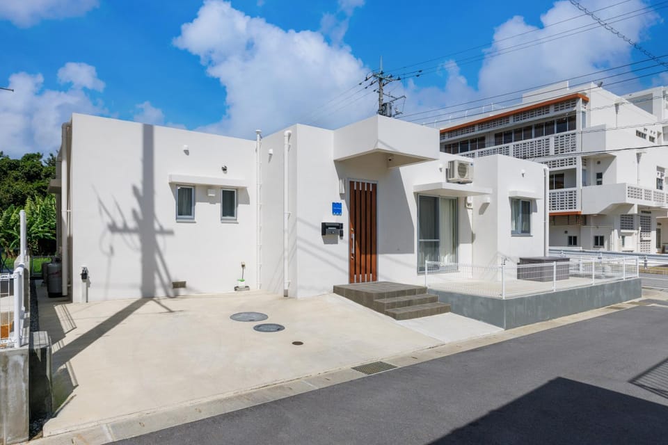 沖縄うるま市 最大9名OK BBQ 徒歩1分で天然ビーチ 広々3部屋の快適ステイ Villa Ohana House in Okinawa Prefecture