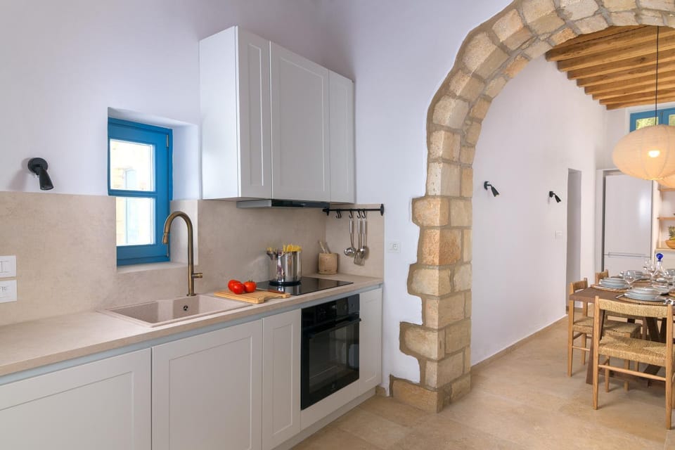 Kitchen or kitchenette, Dining area, dishwasher, oven