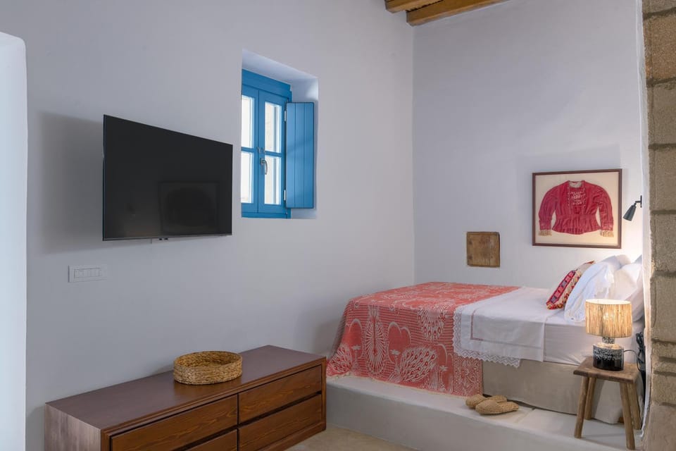 Bed, TV and multimedia