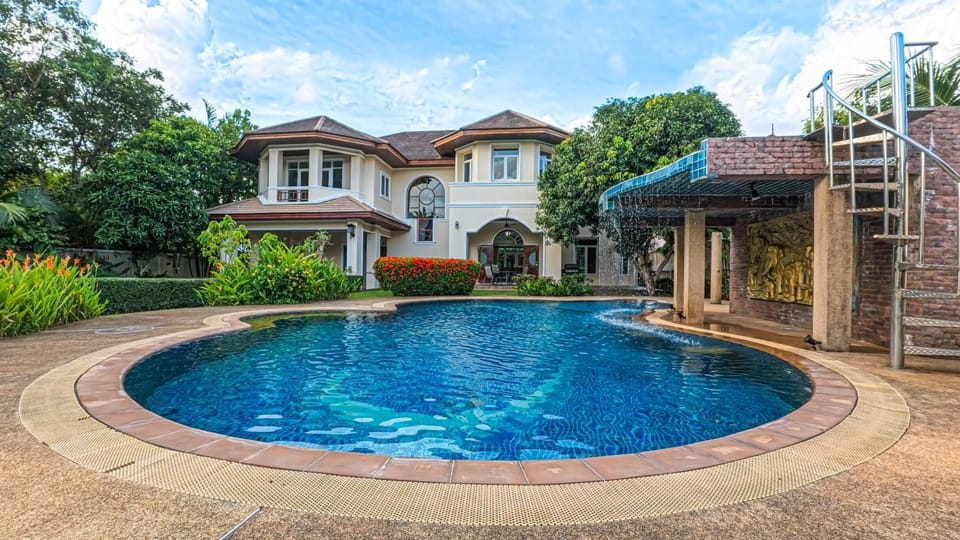 Property building, Garden, Swimming pool