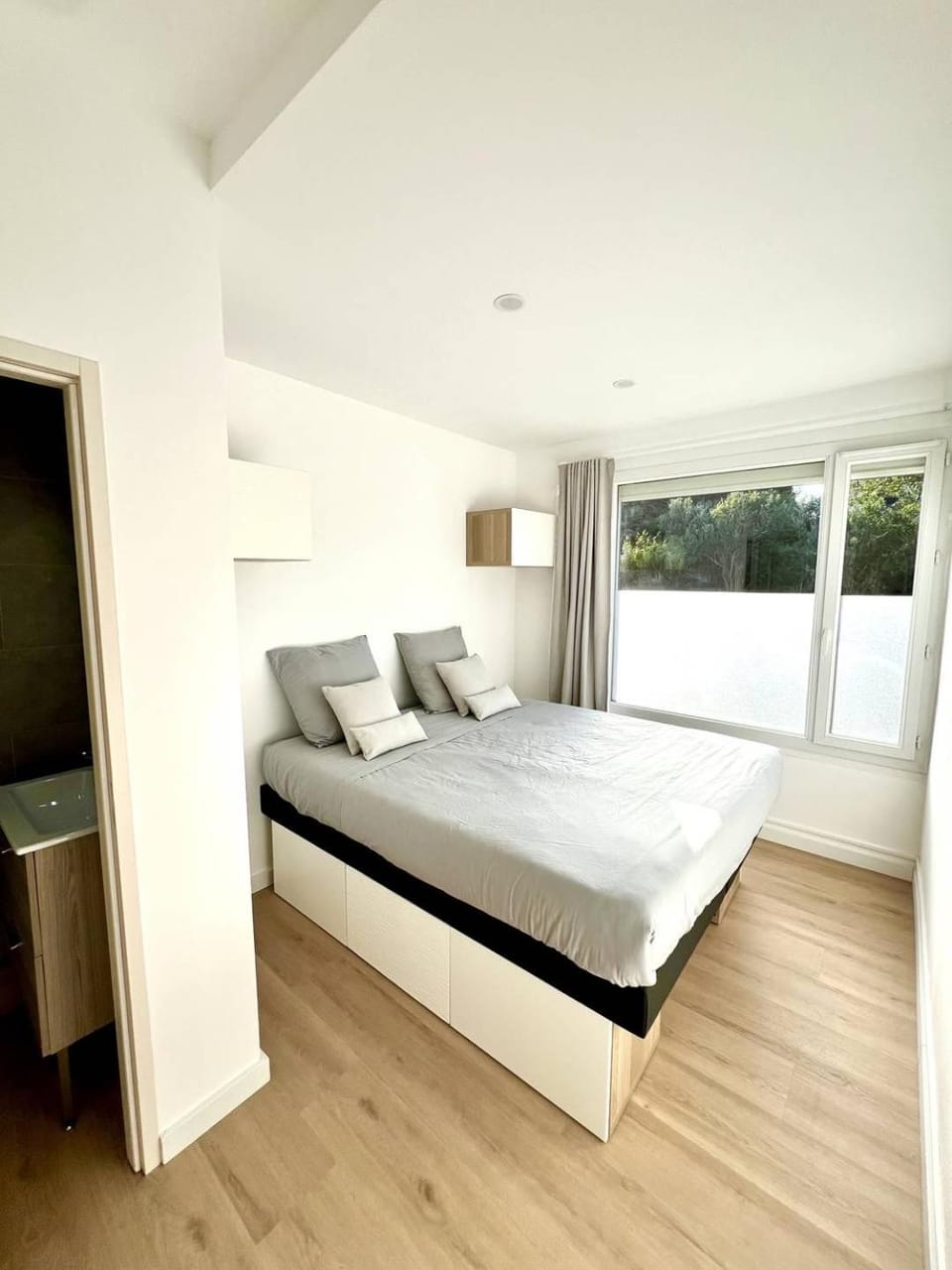 Photo of the whole room, Bedroom
