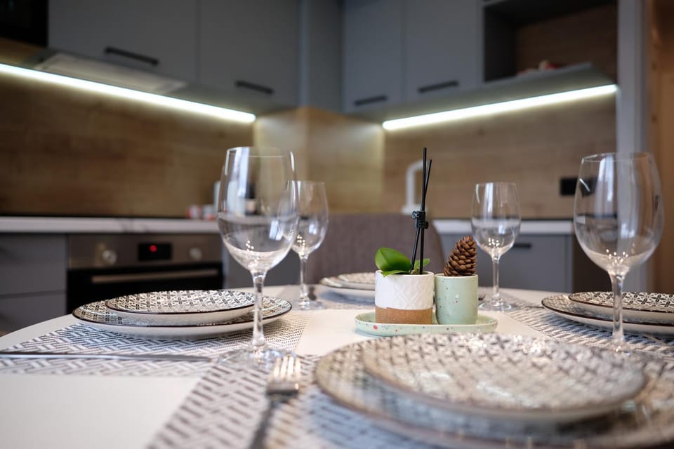 Kitchen or kitchenette, Dining area