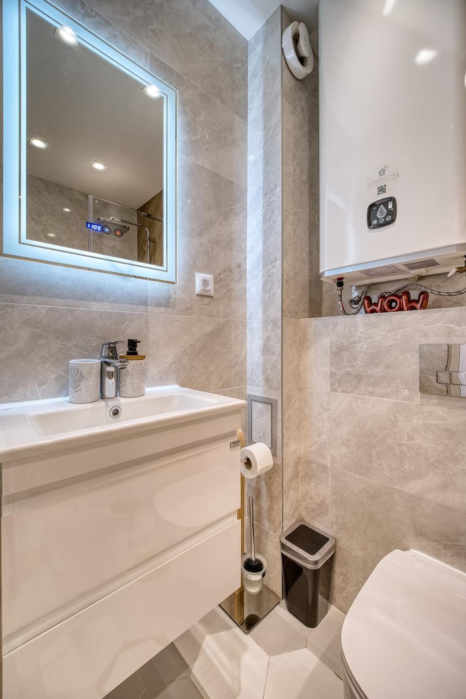 Shower, Toilet, Bathroom, towels