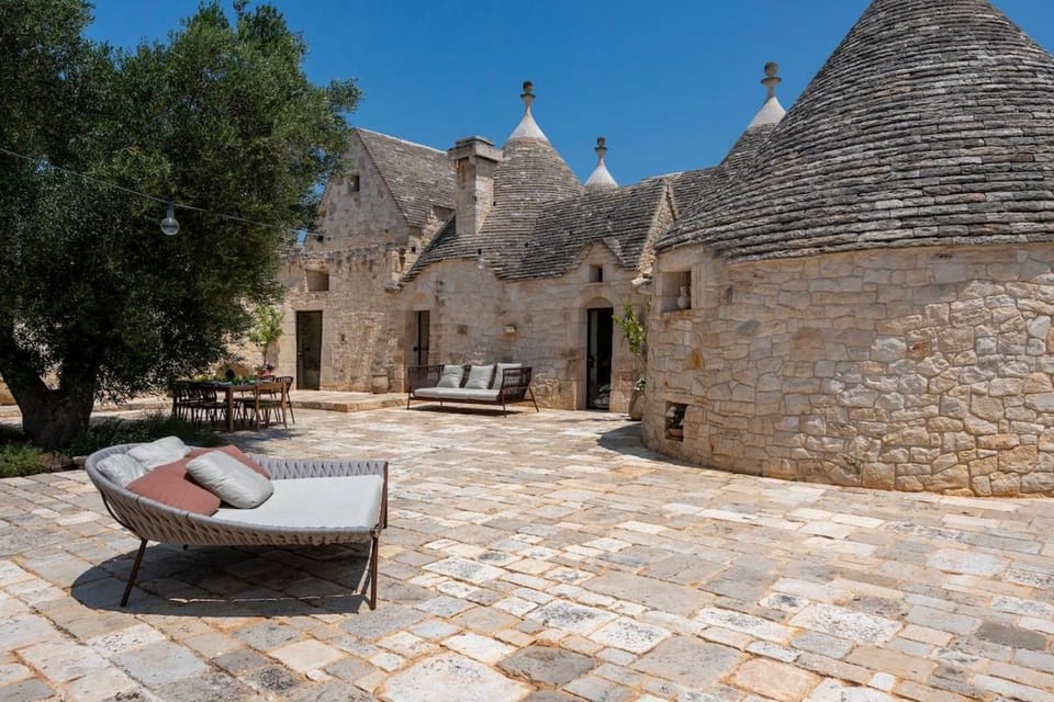 Property building, Patio, Balcony/Terrace, sunbed