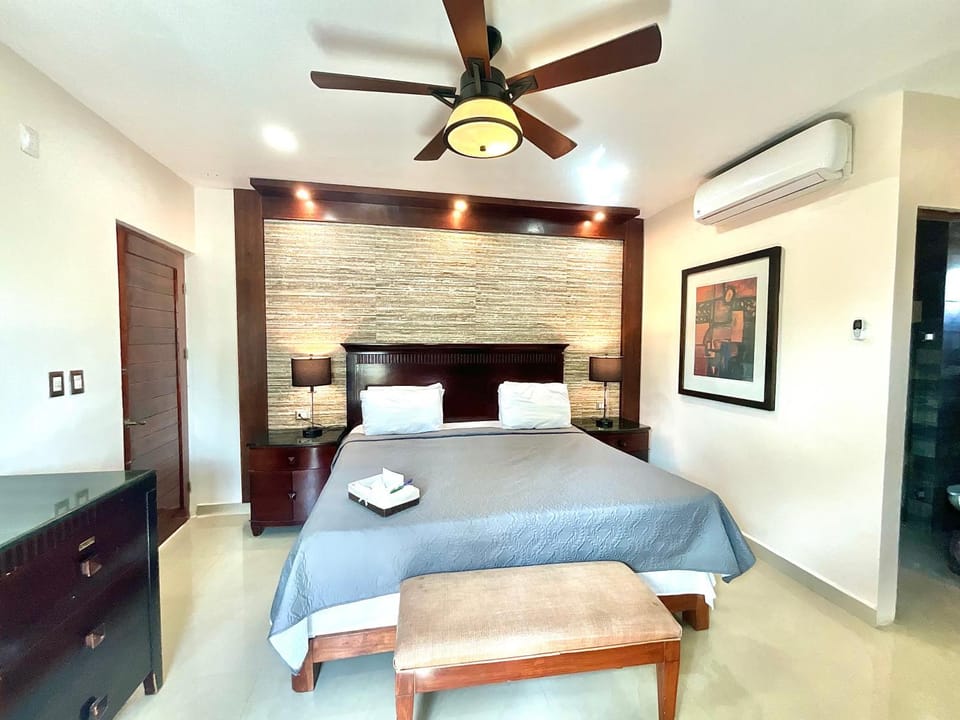 Bed, Photo of the whole room, fireplace, air conditioner