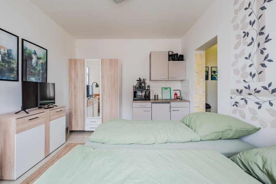 Bed, TV and multimedia, Kitchen or kitchenette, Photo of the whole room, Bedroom