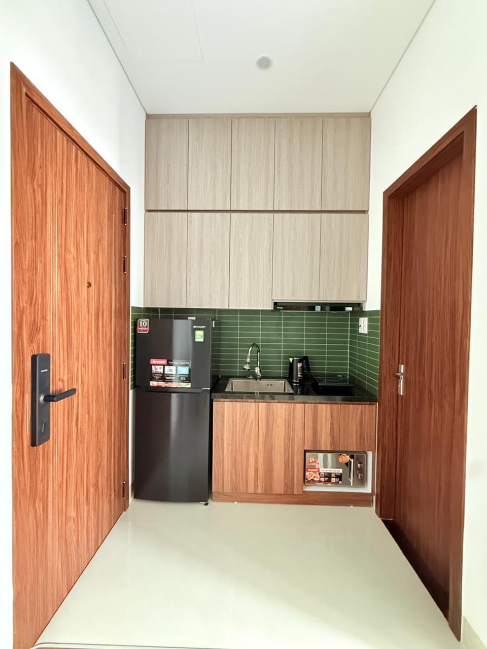 Kitchen or kitchenette, minibar, stove