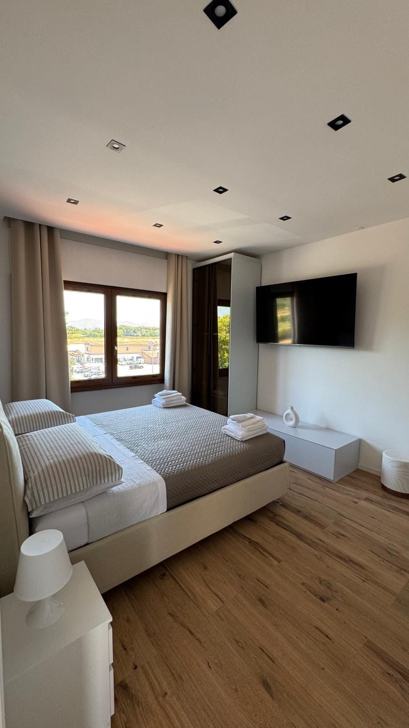 Bed, TV and multimedia, Photo of the whole room, Bedroom