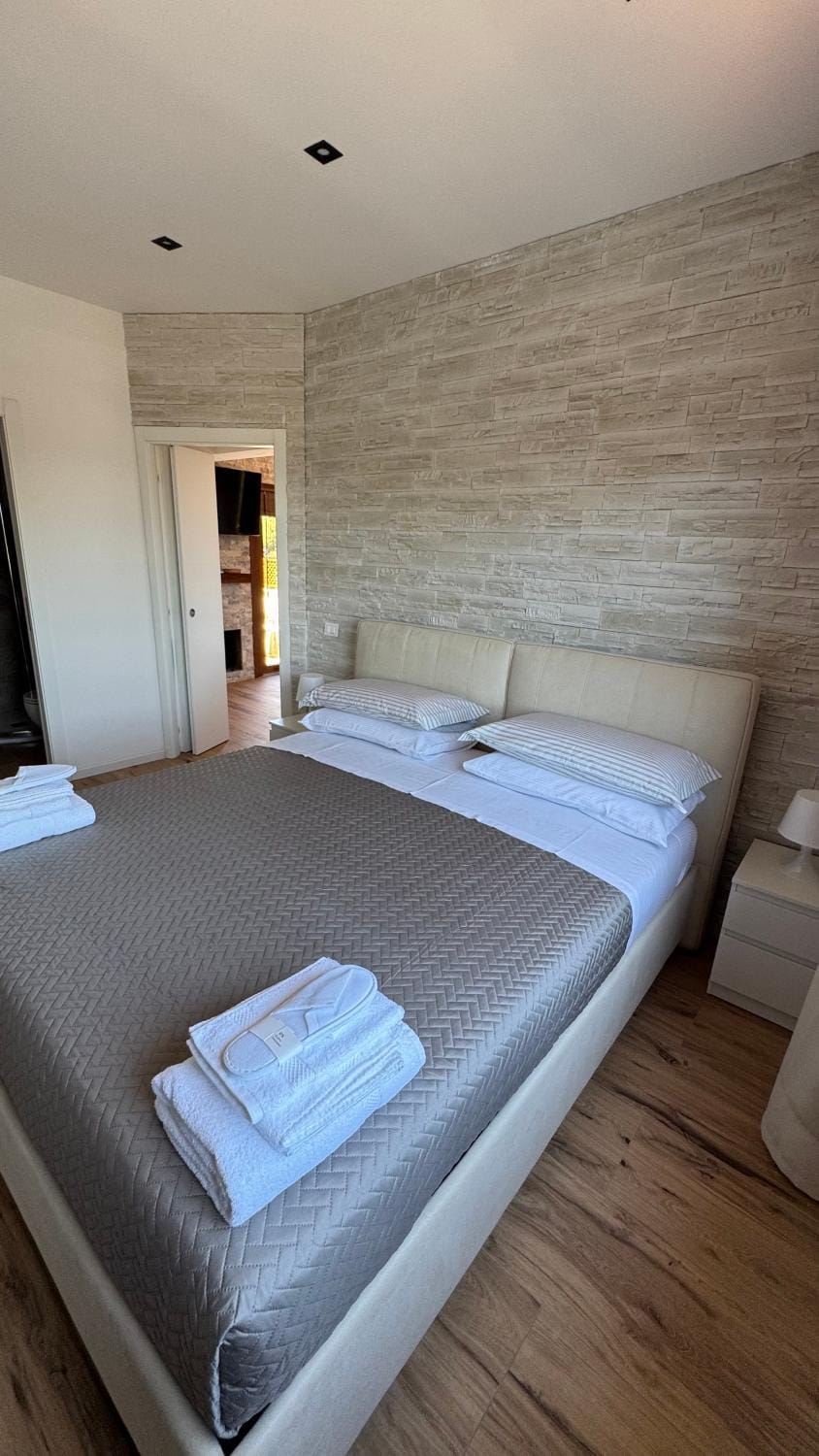 Bed, Bedroom, towels