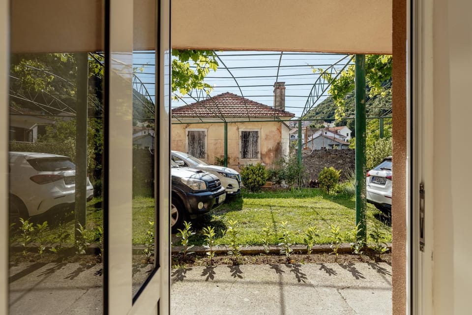 Property building, Garden, Garden view, Parking