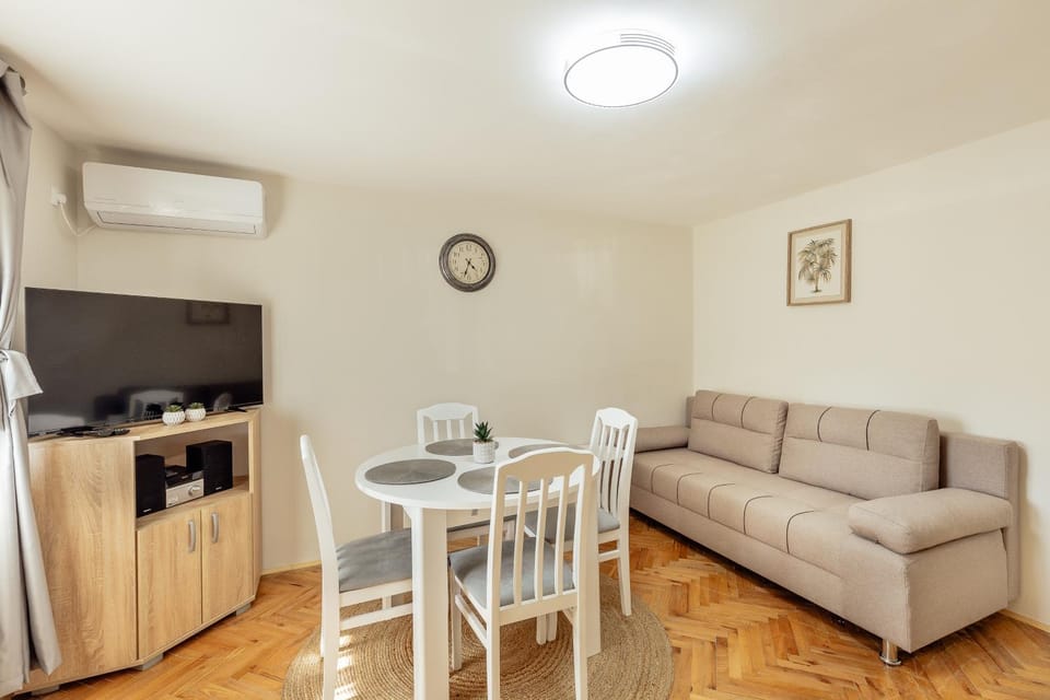 TV and multimedia, Kitchen or kitchenette, Seating area, Dining area