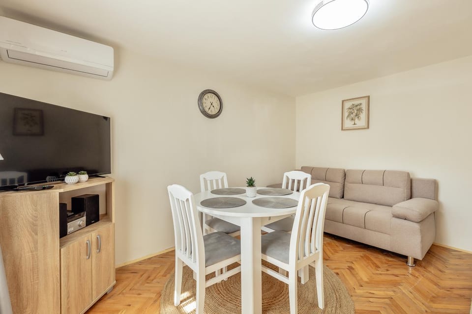 TV and multimedia, Living room, Seating area, Dining area, air conditioner