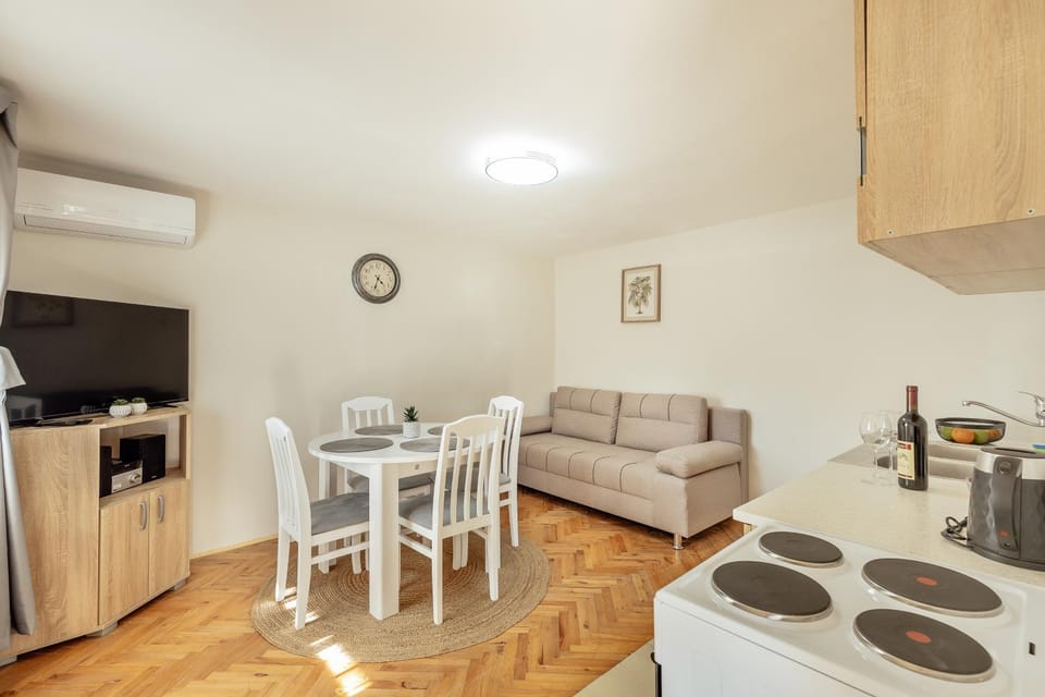 TV and multimedia, Kitchen or kitchenette, Seating area, Dining area