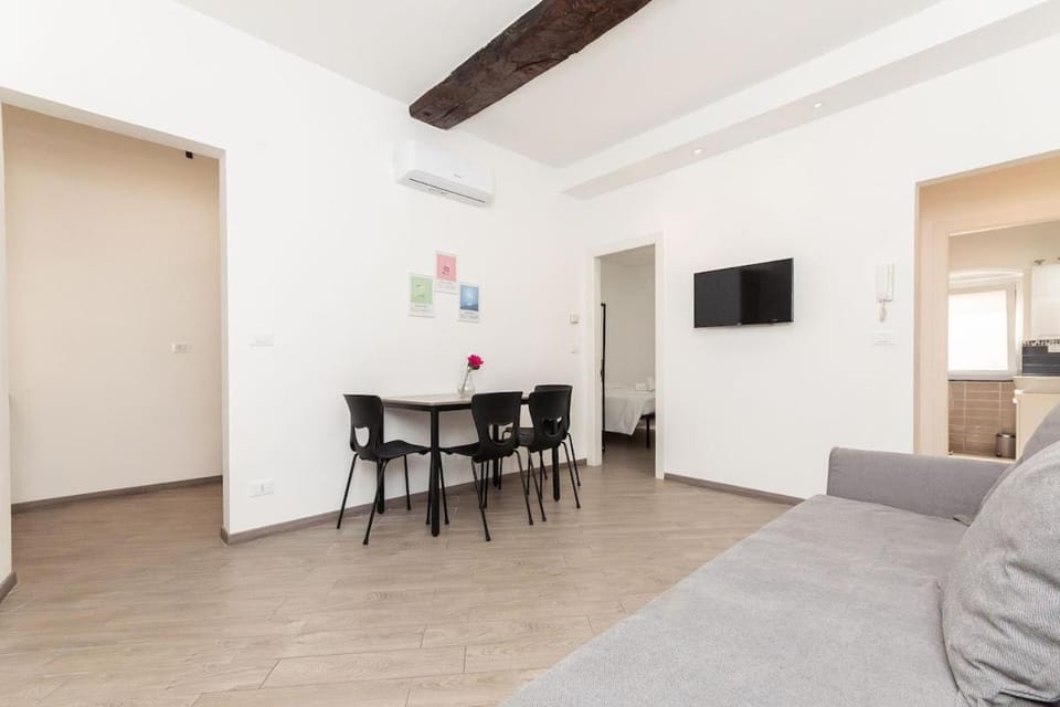 Communal lounge/ TV room, TV and multimedia, Living room, Seating area, Dining area, Evening entertainment