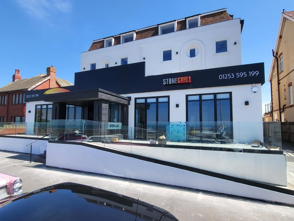 Property building, Restaurant/places to eat, Balcony/Terrace, Lounge or bar