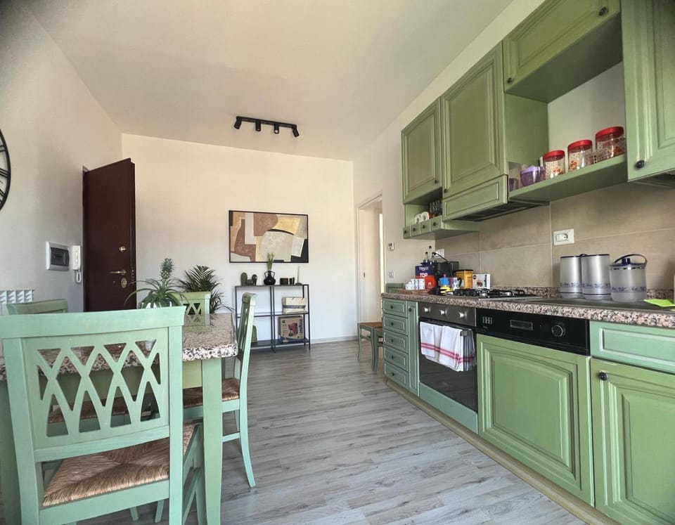 Kitchen or kitchenette, Kitchen or kitchenette, Dining area, dishwasher, oven