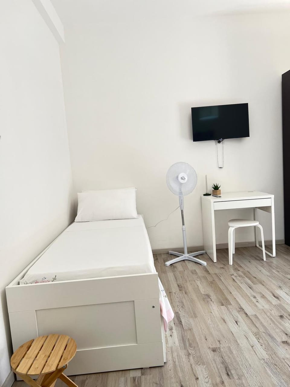 Bed, TV and multimedia, Bedroom