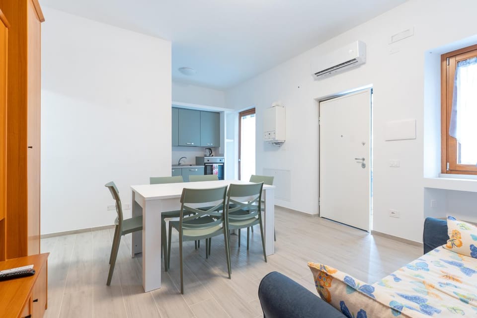 Kitchen or kitchenette, Living room, Seating area, Dining area, oven, air conditioner