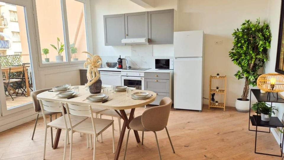 Kitchen or kitchenette, Dining area, oven, stove, toaster