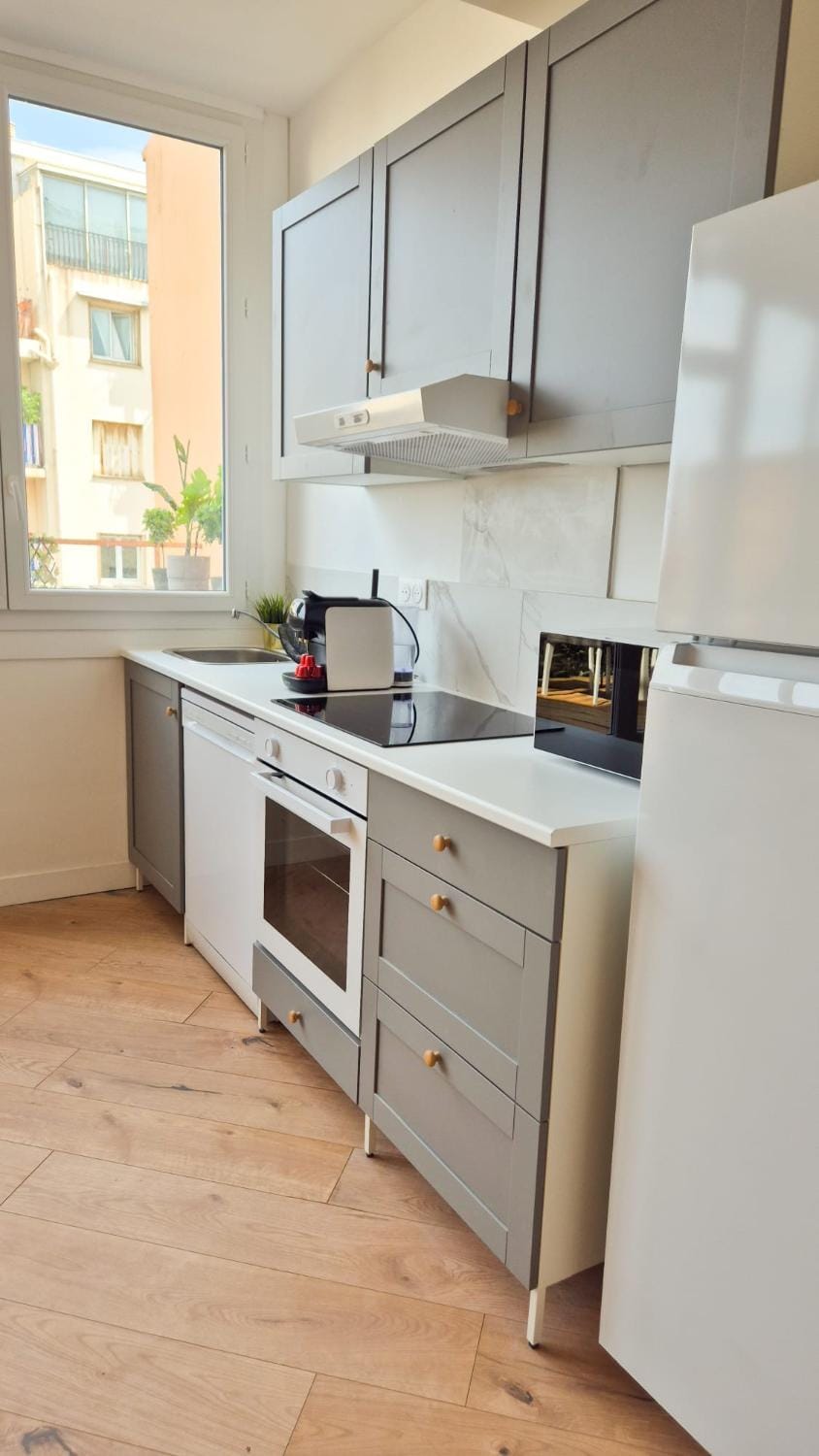 Kitchen or kitchenette, dishwasher, oven, stove