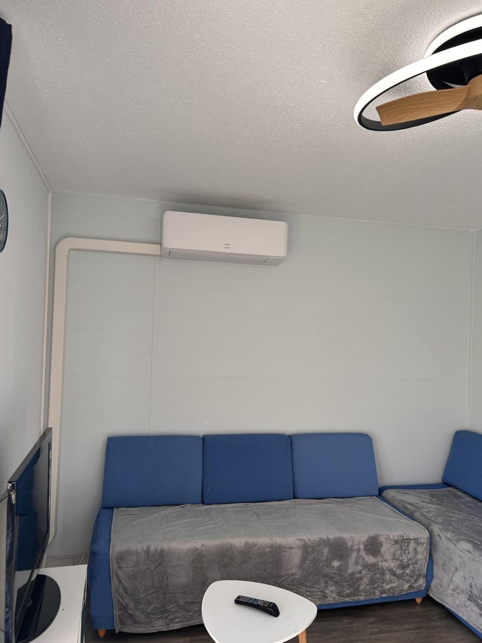 Communal lounge/ TV room, air conditioner