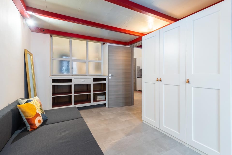 Photo of the whole room, wardrobe
