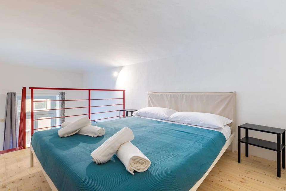 Bed, towels
