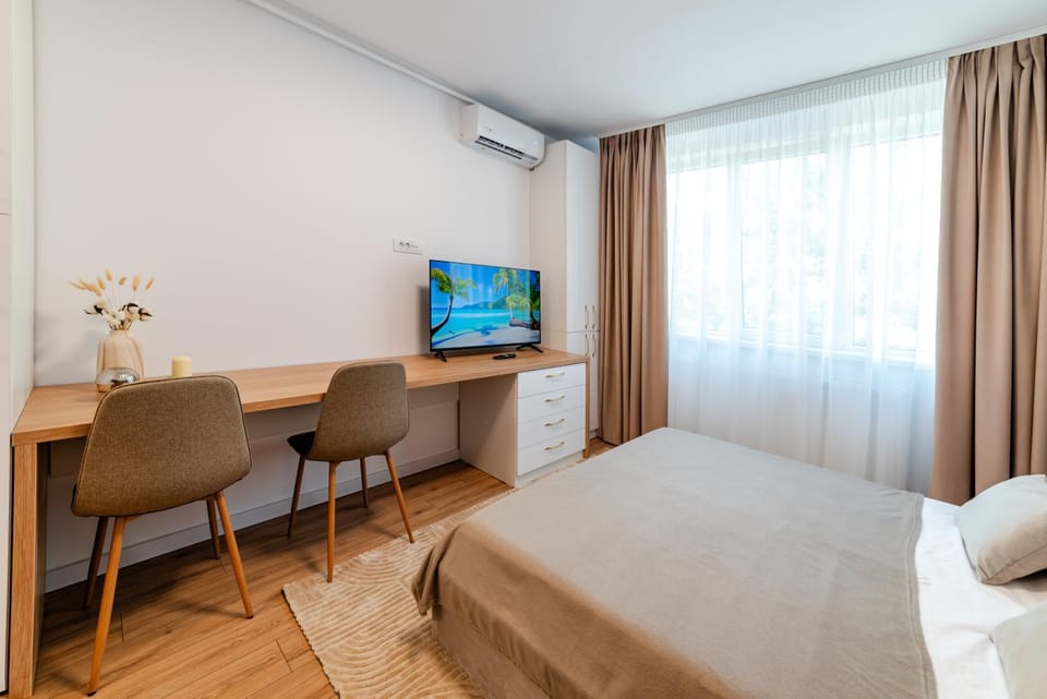 Bed, TV and multimedia, Seating area, Evening entertainment, air conditioner