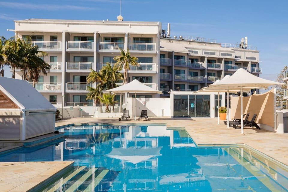 Property building, Other, Swimming pool, sunbed