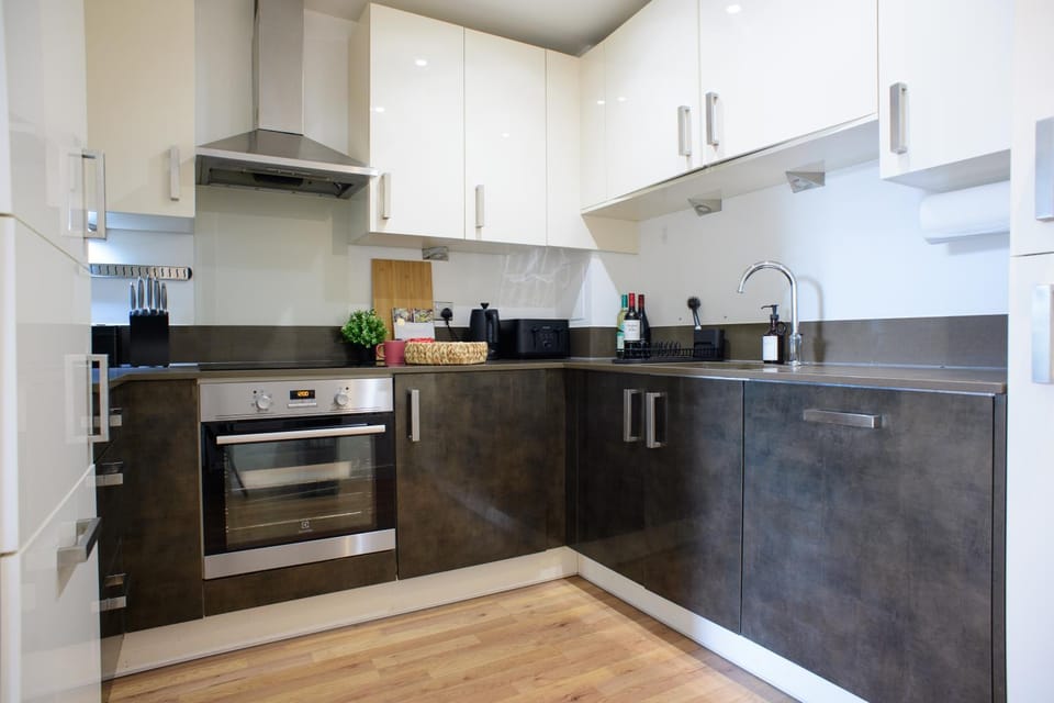 Kitchen or kitchenette, dishwasher, oven