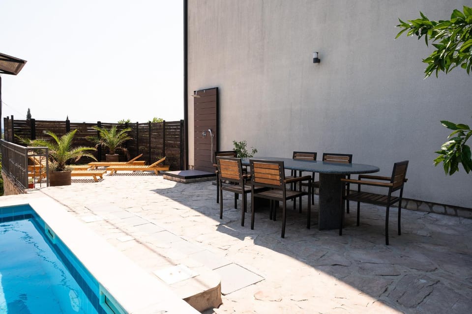 Shower, Property building, Swimming pool