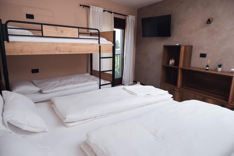 Bed, TV and multimedia, Bedroom, bunk bed