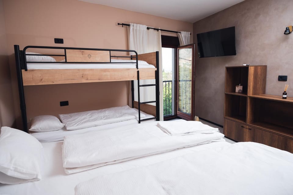 Bed, TV and multimedia, Photo of the whole room