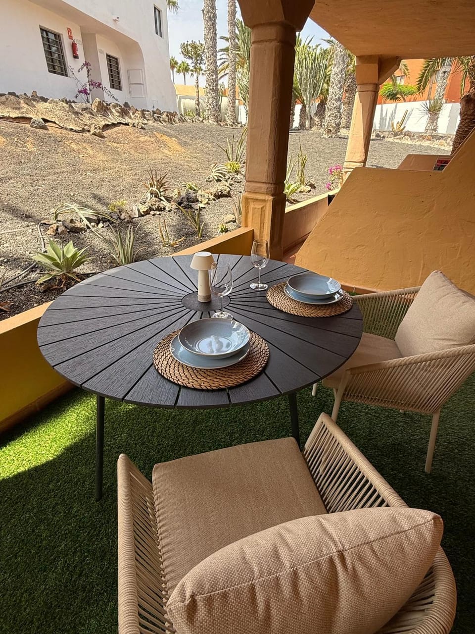 Patio, Day, Seating area, Dining area