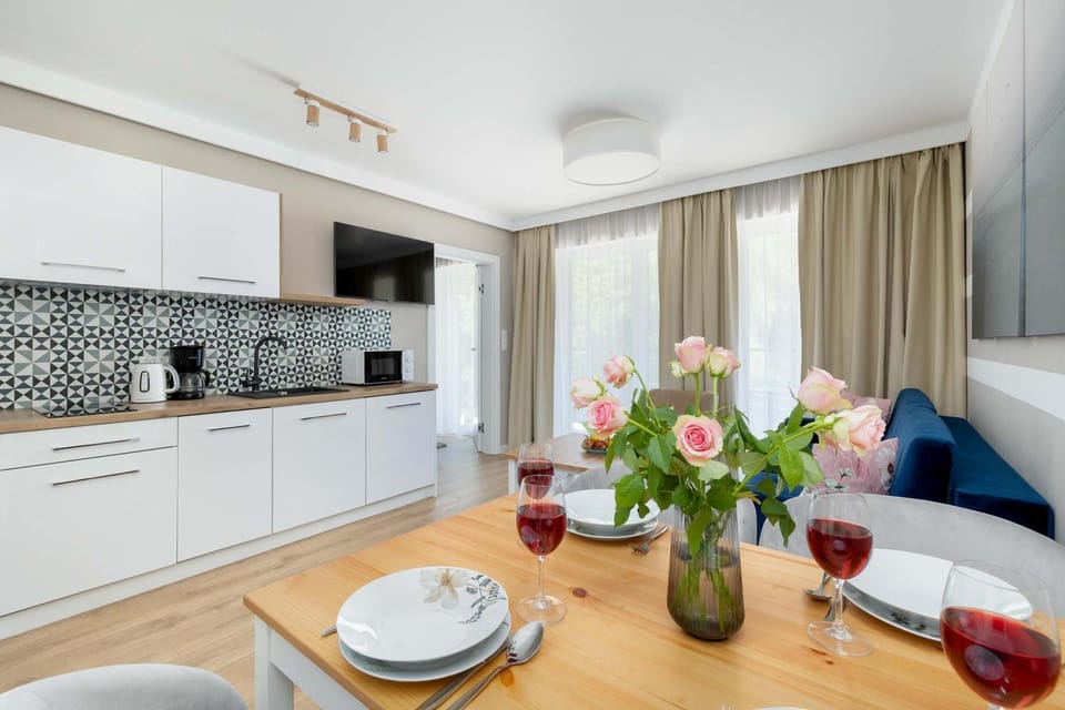 Kitchen or kitchenette, Living room, Seating area, Dining area