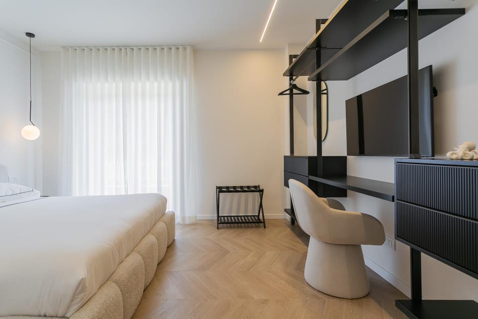 Bed, TV and multimedia, Photo of the whole room, Seating area, Bedroom