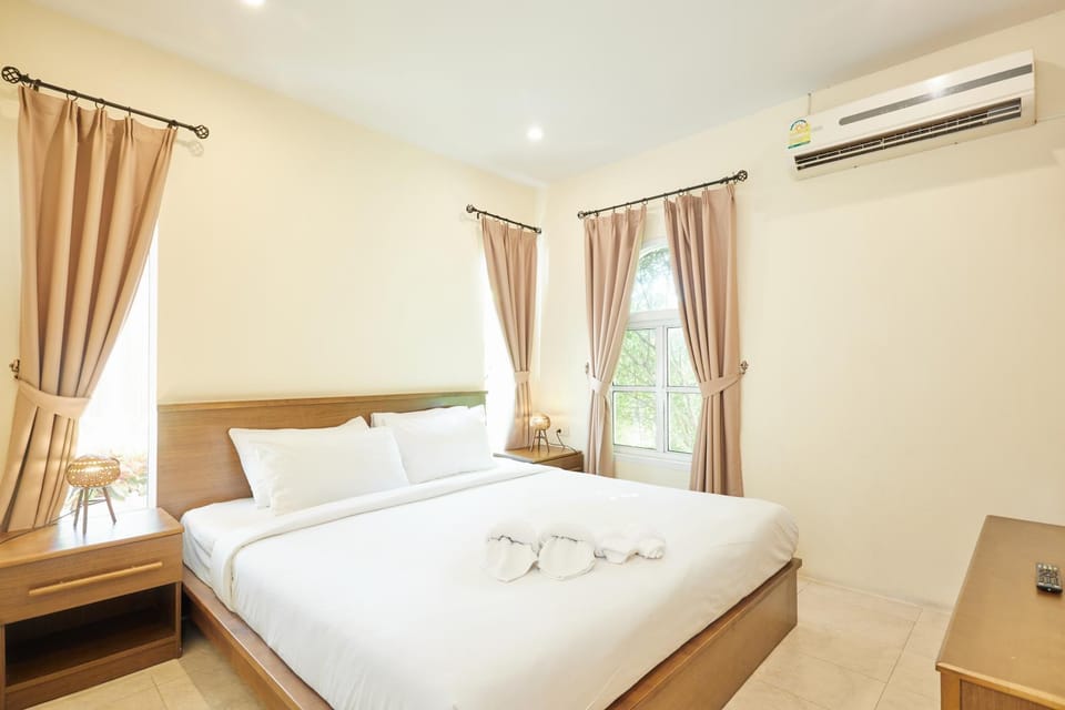 Bed, Photo of the whole room, Decorative detail, Bedroom, Area and facilities
