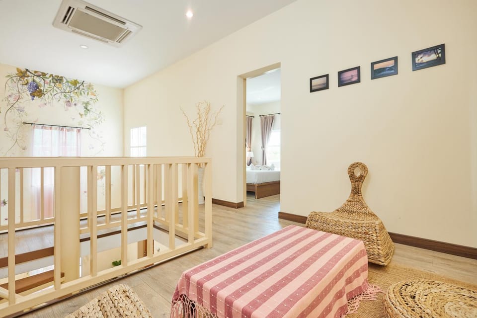 Photo of the whole room, Decorative detail, Seating area, Area and facilities