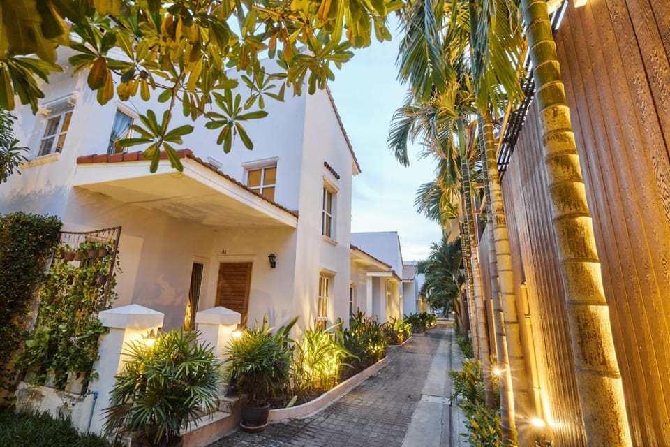 Property building, Balcony/Terrace, Decorative detail, Garden view